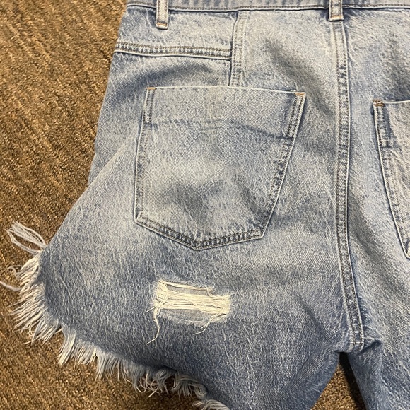 We the free high waisted Distressed Denim Shorts light wash size 30 - Picture 8 of 8